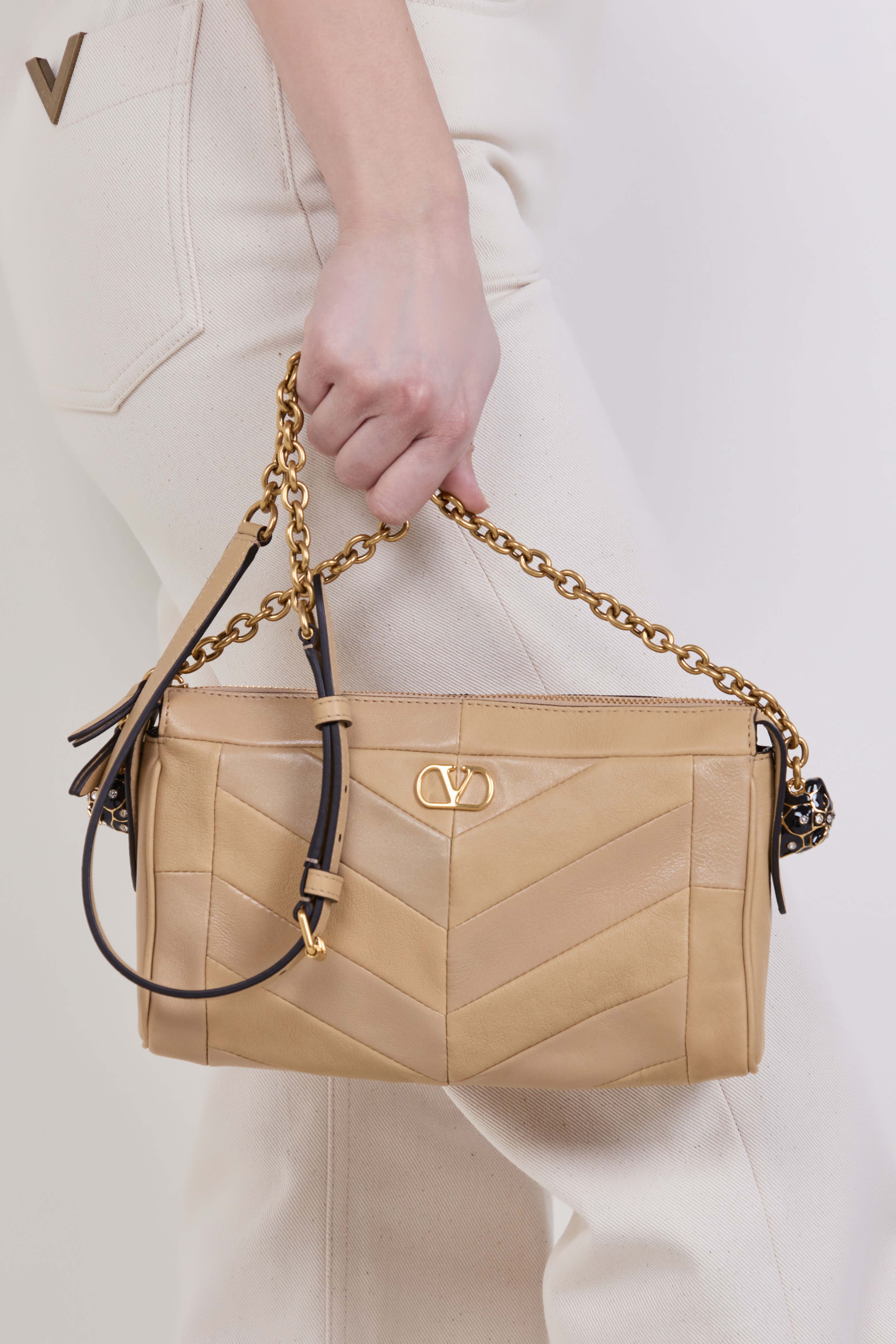 תמונת כל הלוק של תיק כתף פנטי בגודל סמול